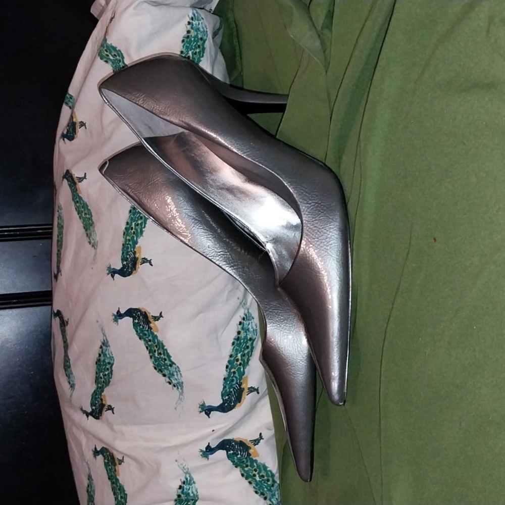 Nine West silver leather heels  |  Women’s size 8 1/2